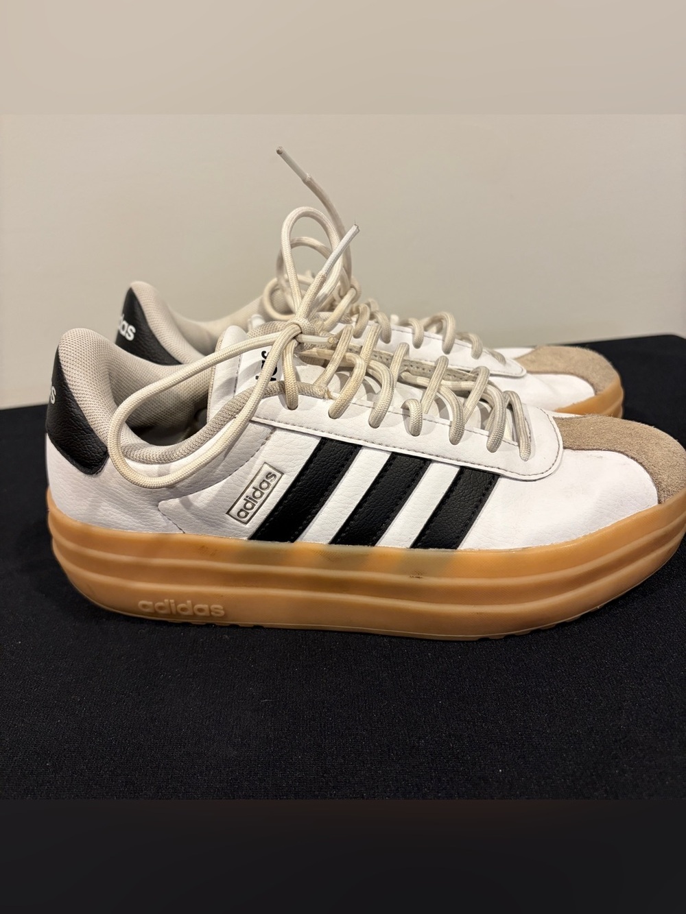 adidas Women’s Low Top Lace-Up Platform Athletic Sneakers White/Black  EUC